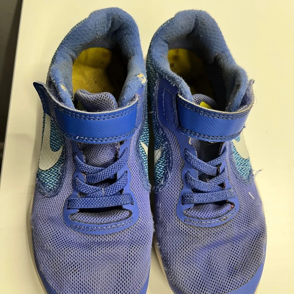 Free with bundle-Nike Boys Sneakers Size 1 Blue Running Shoes Velcro Lace - Picture 4 of 4